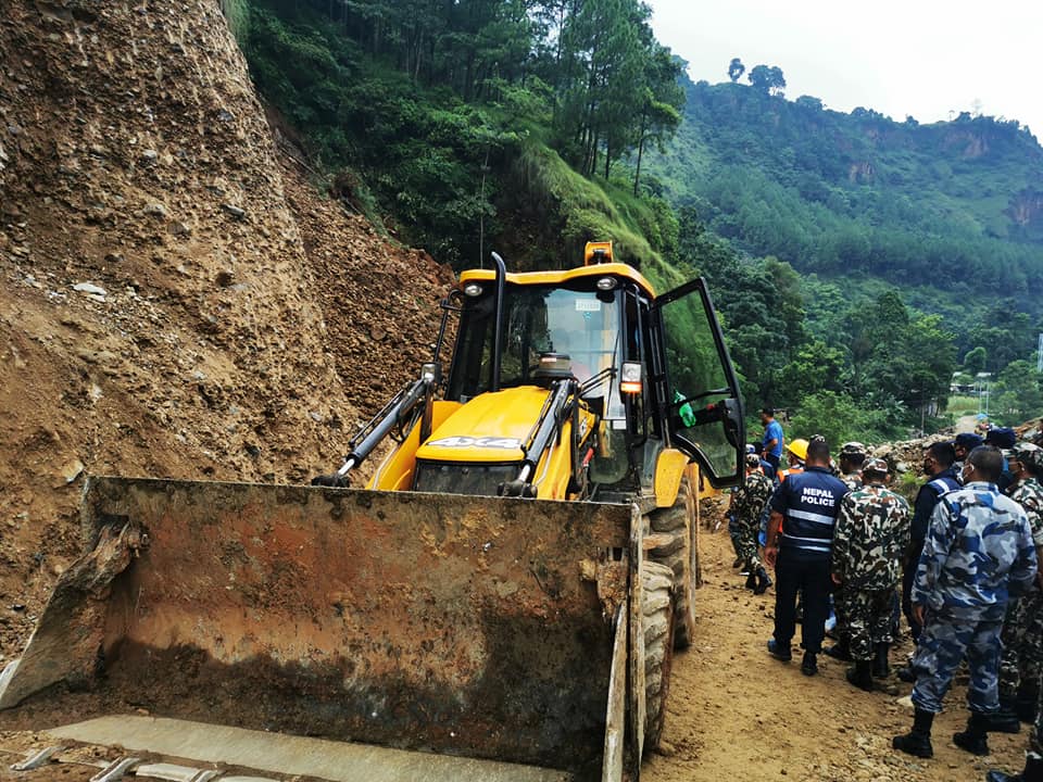 बागलुङ पहिरोः बेपत्ता दुई जनामध्ये एक चालकको शव फेला