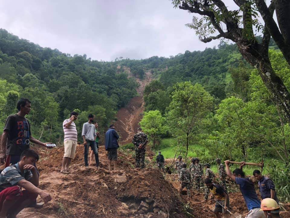वालिङमा पहिरोमा पुरिएर ज्यान गुमाएका नाै जनाको सामूहिक अन्त्येष्टि