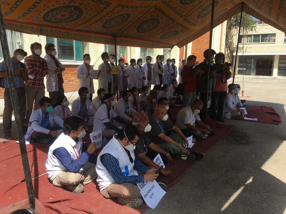 अनसनरत डा केसीको जीवनरक्षा गर्न माग गर्दै देशभरका चिकित्सक आन्दोलित