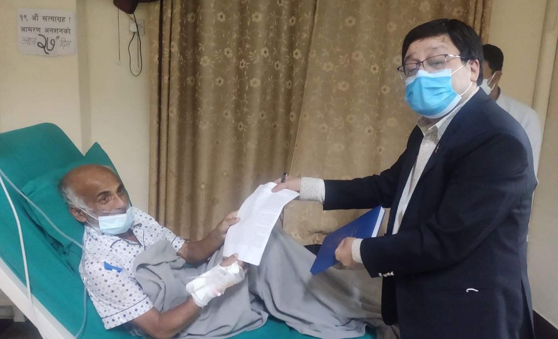 सरकारसँग ८ बुँदे सहमति, आइतबार अनसन तोड्दै डा केसी