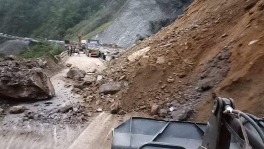 भारी बर्षाका कारण आएको पहिरोले मदन भण्डारी राजमार्ग अवरुद्ध