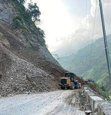 सडक भासिएपछि तातोपानी नाकामा यातायात अवरुद्ध