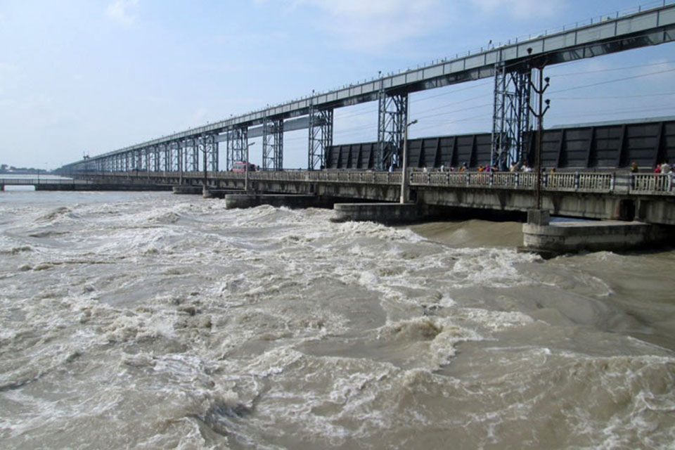 पानीको बहाव बढेसँगै ब्यारेजमा बालियो रातो बत्ती, ५६ मध्ये ३३ ढोका खोलियो