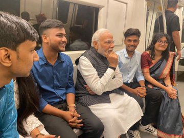 विश्वविद्यालयको कार्यक्रममा रेल चढेर पुगे मोदी