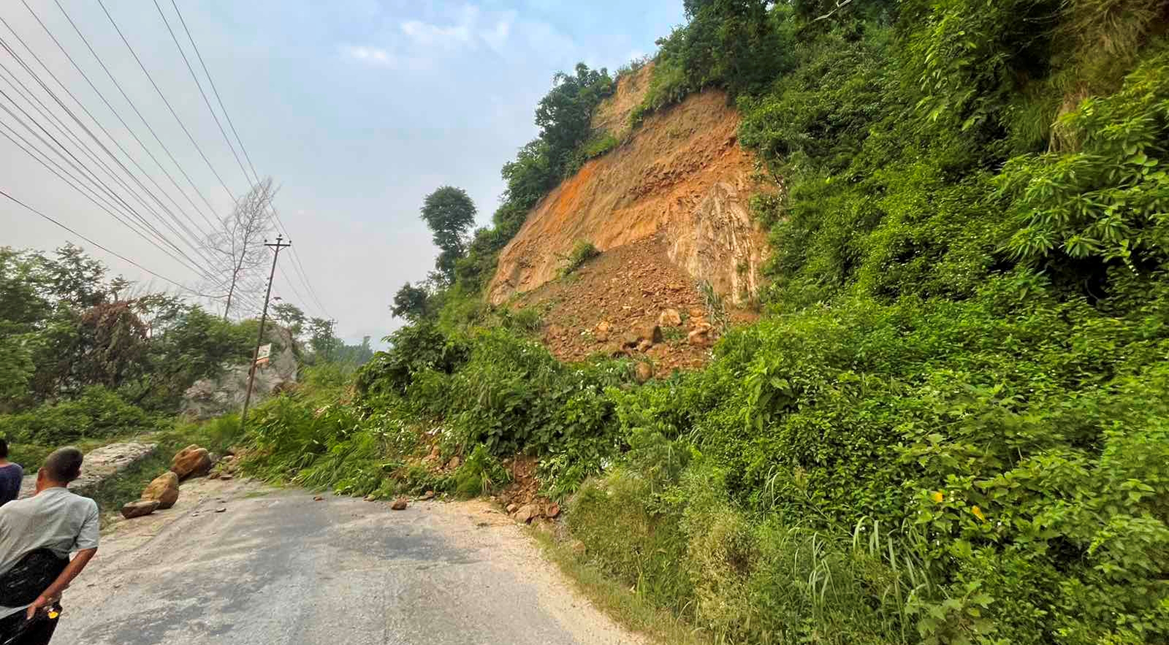 पहिरोले गोरखा–आँबुखैरेनी सडक अवरुद्ध, सवारी साधन बाटोमै थन्किए