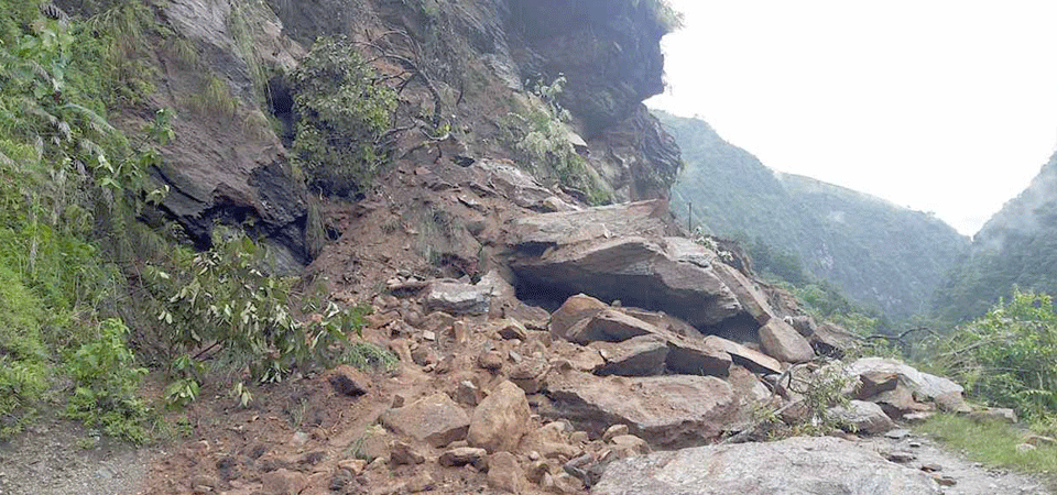 सुक्खा पहिरो खस्दा पृथ्वीराजमार्ग अवरुद्व