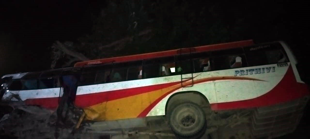 दाङमा पुलबाट बस खस्यो, १४ जना घाइते