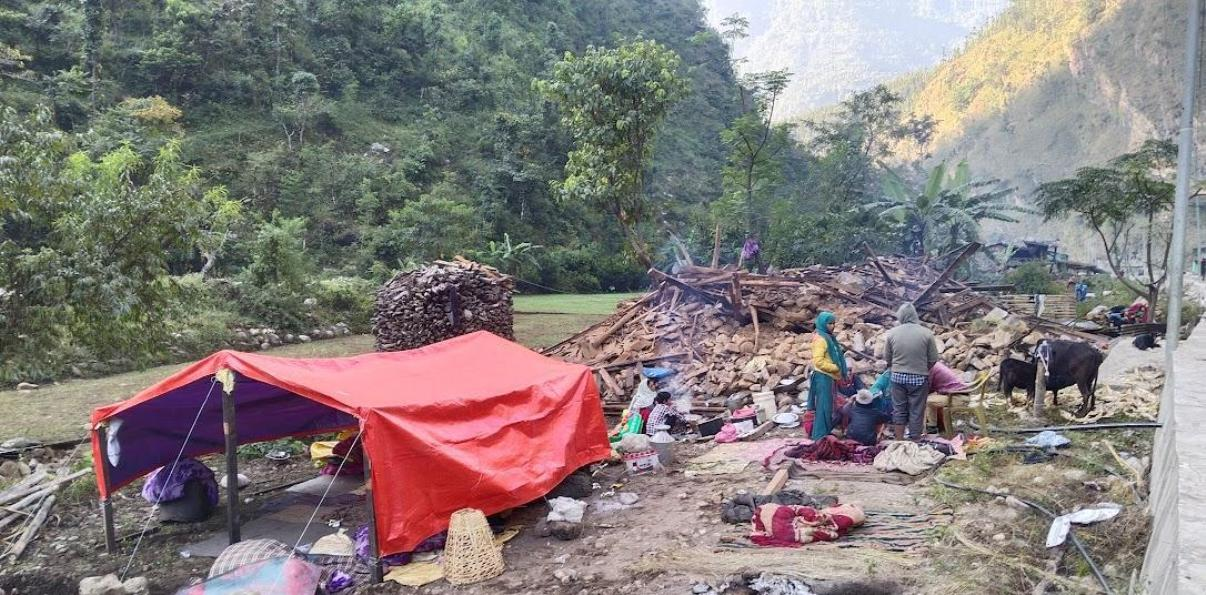 छेपारे गाउँका भूकम्पपीडित भन्छन्–घरभित्र पुरिएका थियौं, भाग्यले बाँच्यौं