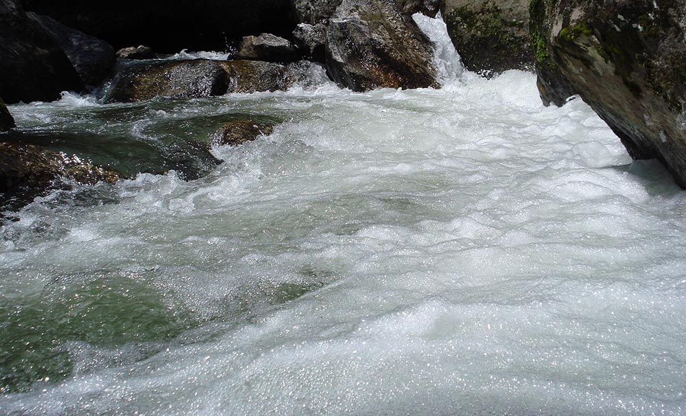 फोटो खिच्ने क्रममा सुन्दरीजलमा खसेर बंगलादेशी नागरिक बेपत्ता