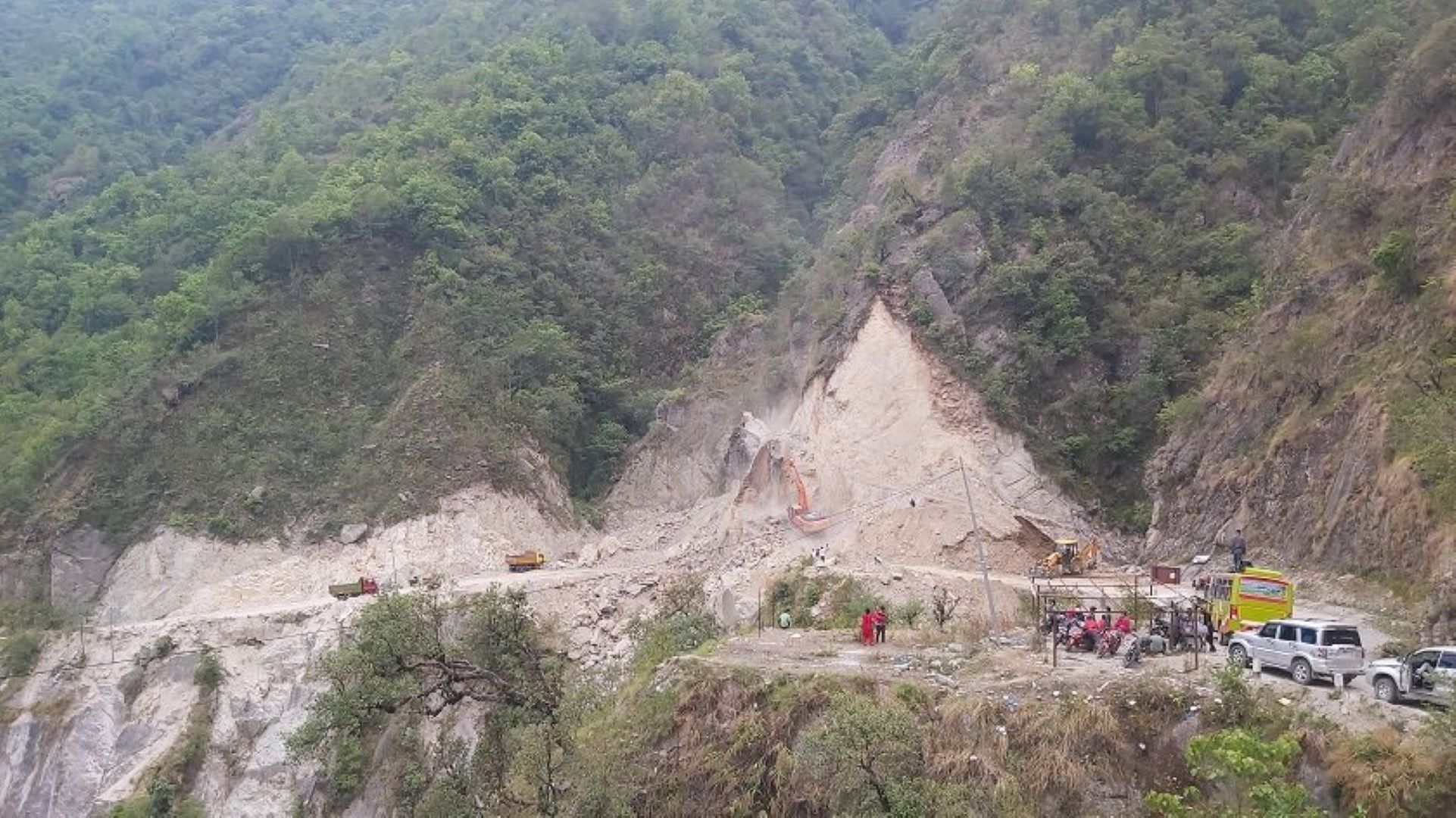 भिरबाट ढुङ्गा खसेर बसमा लाग्दा बालिकाको मृत्यु