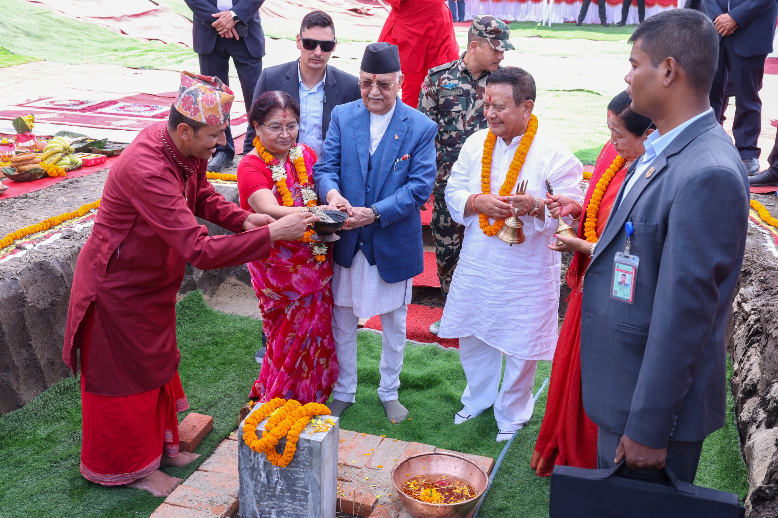 कीर्तिपुरमा १० रोपनी १४ आना जग्गामा एमाले केन्द्रीय कार्यालय भवन शिलान्यास 