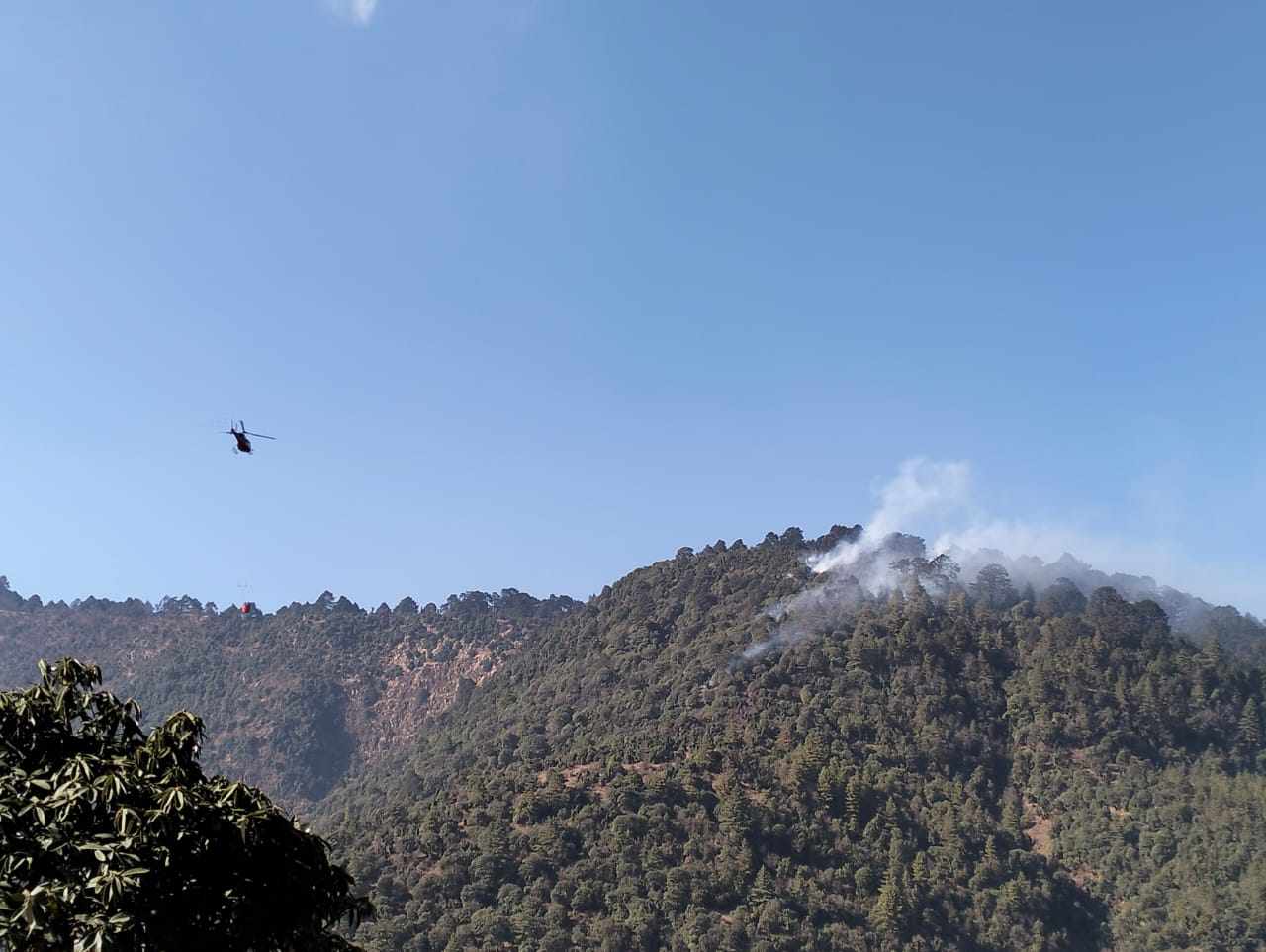 महाभारतको डढेलो: हेलिकप्टरमार्फत निभाउने प्रयास, आगो अझै नियन्त्रणमा छैन