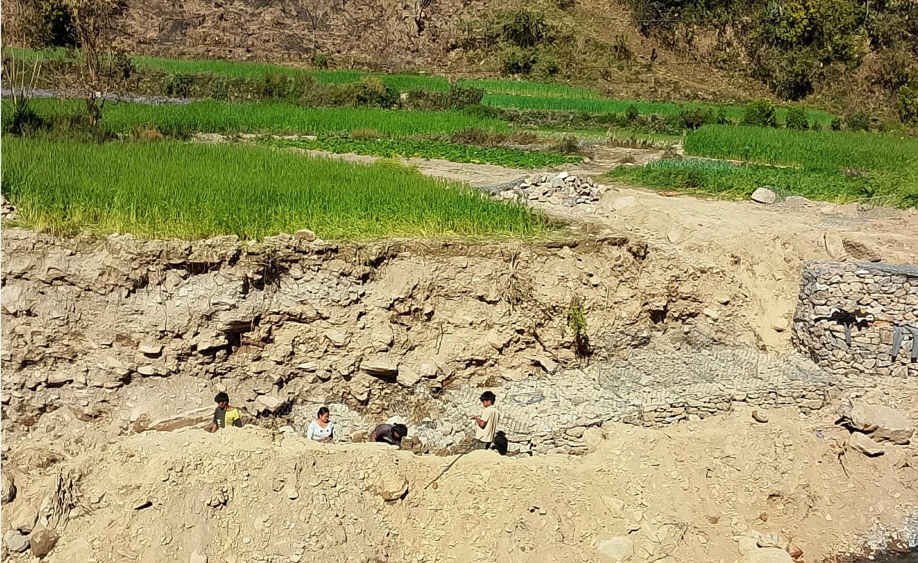 बस्ती संरक्षणका लागि तटबन्धन