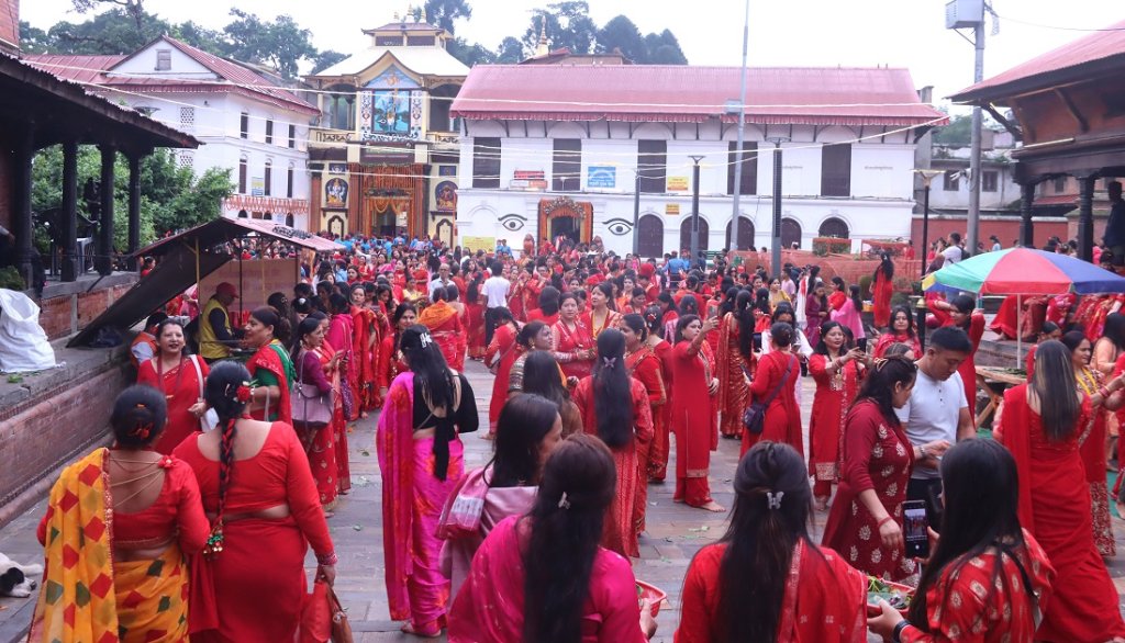पशुपतिमा तीजको हर्षोल्लास : भक्तजनको घुइँचो