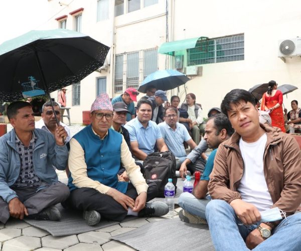 एमाले पार्टी कार्यालयमा शिक्षकहरुको धर्ना