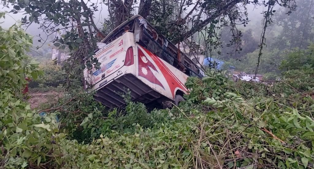 गोरखामा बस दुर्घटना : २१ जना घाइते, ३ जनाको अवस्था गम्भीर