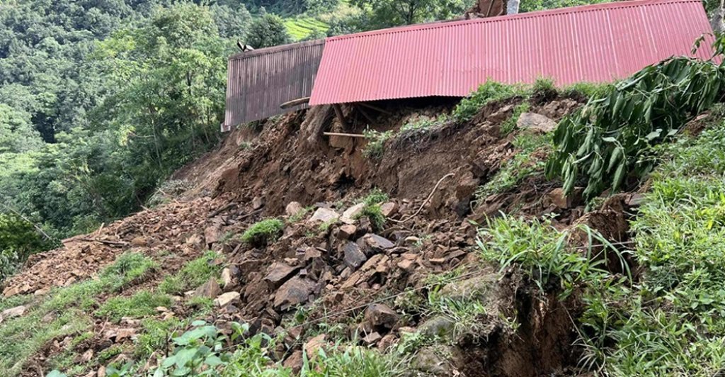 इलाममा पहिरोमा परी एकै परिवारका ६ सहित १८ जनाको मृत्यु