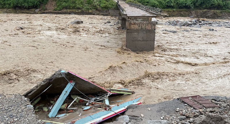 कोशीमा सडक अवरुद्ध हुँदा आपतकालीन अवस्थामा स्वास्थ्य सेवा प्रवाह गर्न चुनौती