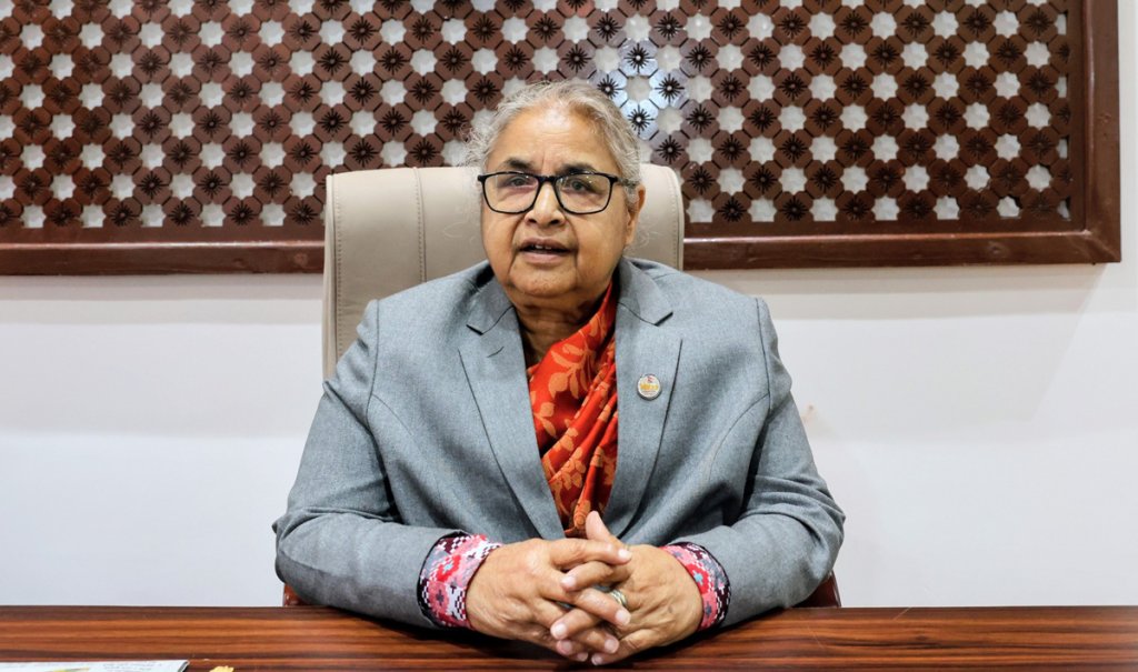 आयोगको प्रतिवेदन बुझ्दै प्रधानमन्त्रीले भनिन् : निचोड भए पनि सार्वजनिक गर्छौं